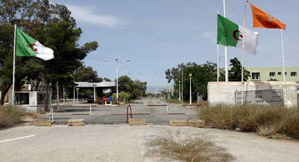 وزير الداخلية الجزائرية: نفتح 24 مركزَ مراقبةٍ على الحدود مع المغرب للقضاء على التهريب وزير الداخلية الجزائرية: نفتح 24 مركزَ مراقبةٍ على الحدود مع المغرب للقضاء على التهريب