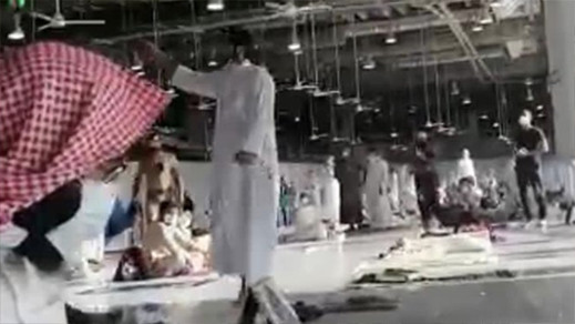 شاهدوا لحظة اعتقال شخص يحمل السلاح الأبيض ويردد عبارات داعمة لداعش داخل الحرم المكي