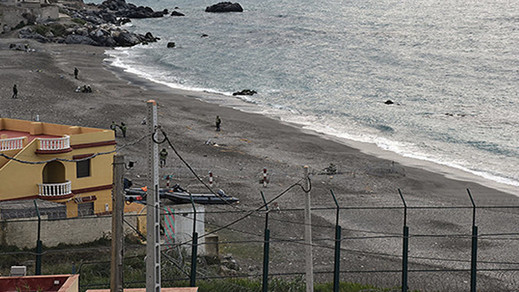 شاب اسباني يسبح من سبتة باتجاه المغرب للقاء حبيبته قبل أن يتم إعتقاله شاب اسباني يسبح من سبتة باتجاه المغرب للقاء حبيبته قبل أن يتم إعتقاله