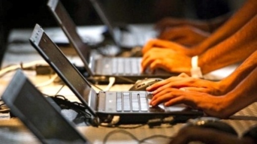 نصف المغاربة يُبحرون في الانترنت ويستخدمون فيسبوك نصف المغاربة يُبحرون في الانترنت ويستخدمون فيسبوك