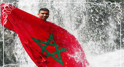 ممثل الريف "طلال قدوري" يتأهل لنهائي مسابقة أجمل صورة لمواطن مع العلم المغربي