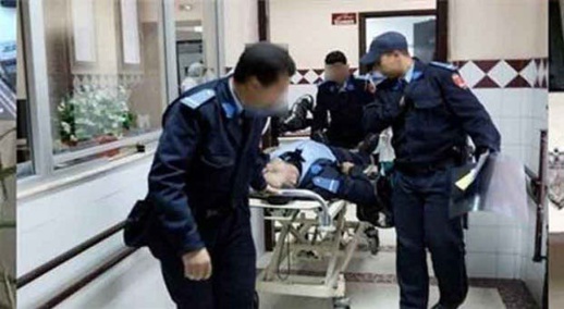 دراج يعتدي على شرطي بضربة على مستوى الوجه أدت إلى اسقاطه أرضا دراج يعتدي على شرطي بضربة على مستوى الوجه أدت إلى اسقاطه أرضا