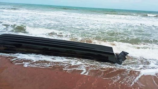 بالصور.. أمواج شاطئ قرية أركمان تلفظ زورقا مطاطيا بالصور.. أمواج شاطئ قرية أركمان تلفظ زورقا مطاطيا