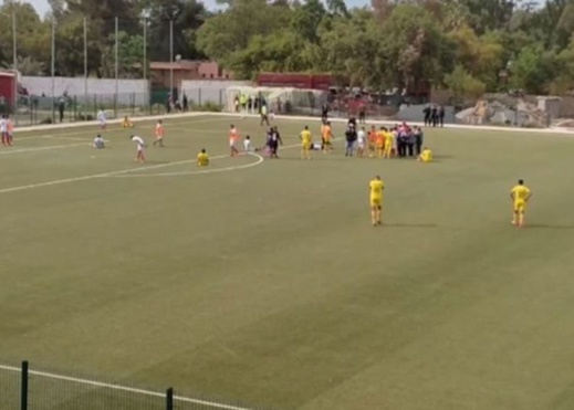 شاهدوا.. مشهد مأساوي لوفاة لاعب مغربي أثناء المباراة شاهدوا.. مشهد مأساوي لوفاة لاعب مغربي أثناء المباراة