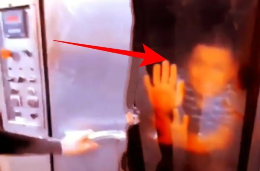 فيديو صادم.. شابان وضعا طفلا داخل فرن وصوراه بحثا عن "البوز" والأمن يتدخل فيديو صادم.. شابان وضعا طفلا داخل فرن وصوراه بحثا عن "البوز" والأمن يتدخل