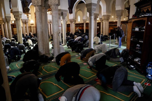 مقاطعات في فرنسا تسمح للمسلمين بالخروج لاداء صلاة الفجر رغم حظر التجول مقاطعات في فرنسا تسمح للمسلمين بالخروج لاداء صلاة الفجر رغم حظر التجول