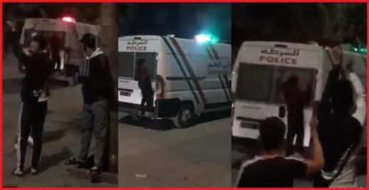 شاهدوا.. قاصر يتشبث بالهيكل الخلفي لسيارة الشرطة والنيابة العامة تتدخل شاهدوا.. قاصر يتشبث بالهيكل الخلفي لسيارة الشرطة والنيابة العامة تتدخل