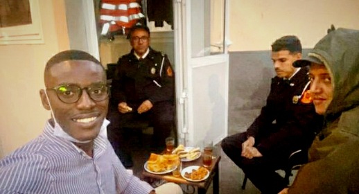 مهاجر من "الكوت ديفوار" يروي تفاصيل قصة مؤثرة وقعت له مع عنصرين بالشرطة مهاجر من "الكوت ديفوار" يروي تفاصيل قصة مؤثرة وقعت له مع عنصرين بالشرطة