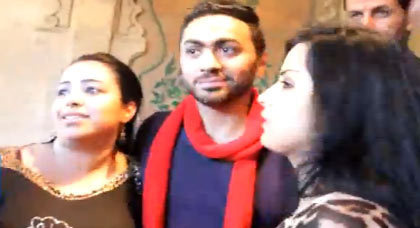 معجبة مغربية تقتحم المؤتمر الصحفي للفنان المصري تامر حسني معجبة مغربية تقتحم المؤتمر الصحفي للفنان المصري تامر حسني