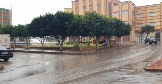 زخات رعدية  قوية يومي السبت والأحد بعدد من الأقاليم