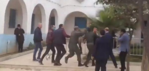 شاهدوا.. محاولة لتصفية باشا وقائد بالسلاح الأبيض