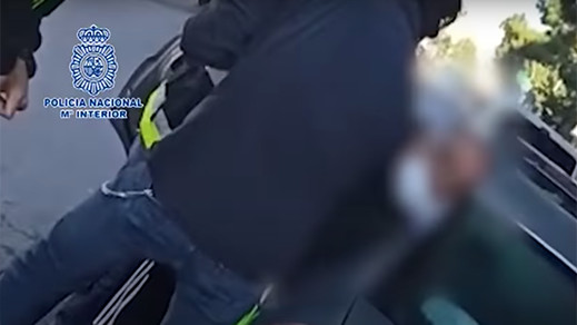 شاهدوا.. لحظة إعتقال العقل المدبر لمجزرة سلا بإسبانيا شاهدوا.. لحظة إعتقال العقل المدبر لمجزرة سلا بإسبانيا