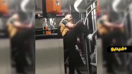شاهدوا.. ألماني يعتدي بالضرب على لاجئ قاصر داخل "طرام" ويكسر هاتفه