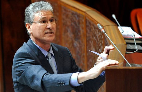 الحسين الوردي.. أول وزير مغربي يجيب في البرلمان بالأمازيغية الحسين الوردي.. أول وزير مغربي يجيب في البرلمان بالأمازيغية