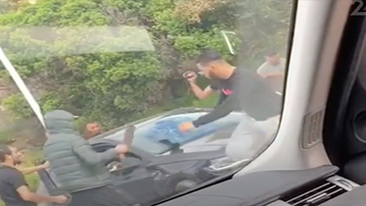 شاهدوا.. هجوم بالسيوف والهروات والأمن يكشف هوية المتورطين شاهدوا.. هجوم بالسيوف والهروات والأمن يكشف هوية المتورطين