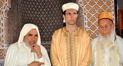 مهندس طيران ألماني يعلن إسلامه وينطق الشهادتين بمسجد الحسن الثاني بزايو مهندس طيران ألماني يعلن إسلامه وينطق الشهادتين بمسجد الحسن الثاني بزايو