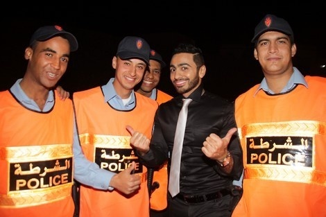 عدوى الإعجاب بالمشاهير تتسع لتشمل حتى الشرطة: تامر حسني في صورة تذكارية مع رجال الأمن عدوى الإعجاب بالمشاهير تتسع لتشمل حتى الشرطة: تامر حسني في صورة تذكارية مع رجال الأمن