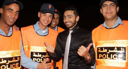 عدوى الإعجاب بالمشاهير تتسع لتشمل حتى الشرطة: تامر حسني في صورة تذكارية مع رجال الأمن عدوى الإعجاب بالمشاهير تتسع لتشمل حتى الشرطة: تامر حسني في صورة تذكارية مع رجال الأمن