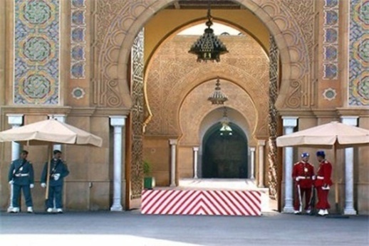 مجهولون يقتحمون بسيارة الحواجز الأمنية للقصر الملكي بالبيضاء مجهولون يقتحمون بسيارة الحواجز الأمنية للقصر الملكي بالبيضاء