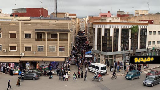 شاهدوا.. خرق إجراءات التباعد والوقاية داخل سوق أولاد ميمون ينذر بكارثة وبائية بالناظور شاهدوا.. خرق إجراءات التباعد والوقاية داخل سوق أولاد ميمون ينذر بكارثة وبائية بالناظور