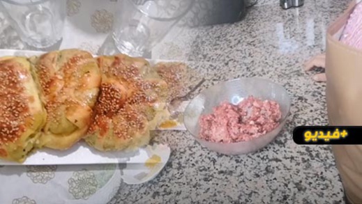 شاهدوا.. طريقة تحضير فطائر حلزونية بحشوة لذيذة  شاهدوا.. طريقة تحضير فطائر حلزونية بحشوة لذيذة