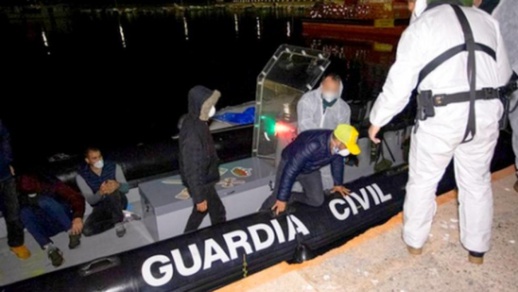 وصول خمسة شبان من الريف إلى الضفة الأخرى في قارب صغير وصول خمسة شبان من الريف إلى الضفة الأخرى في قارب صغير