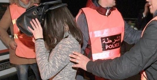 فتاة قاصر تنتحل صفة شرطية لابتزاز أصحاب المحلات التجارية والأمن يدخل على الخط فتاة قاصر تنتحل صفة شرطية لابتزاز أصحاب المحلات التجارية والأمن يدخل على الخط