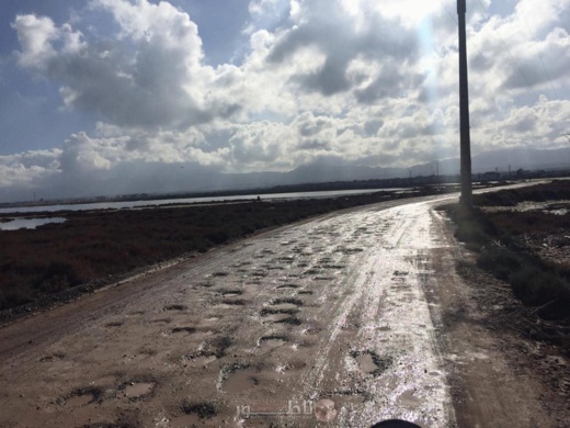 ساكنة "ثايزات" الساحلية تطالب رئيس جماعة بوعرك بإصلاح الطريق الرابطة بين الدوار وقرية أركمان