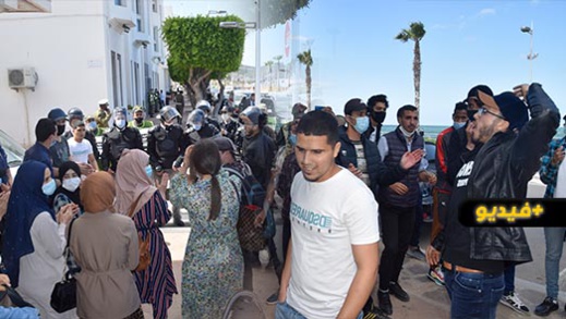 بعد حرمانهم من النقل المدرسي لأزيد من 3 أسابيع.. طلبة جماعة بوغافر يعتصمون أمام عمالة الناظور بعد حرمانهم من النقل المدرسي لأزيد من 3 أسابيع.. طلبة جماعة بوغافر يعتصمون أمام عمالة الناظور