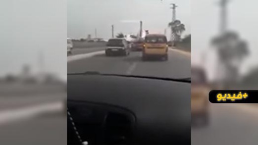 في مشهد لم يره المغاربة من قبل.. سيارة ديباناج تنقل طائرة وسط الطريق 