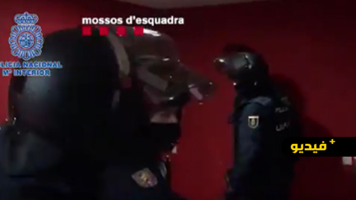 شاهدوا.. تفكيك شبكة بإسبانيا قامت ببيع أزيد من مليون رخصة سياقة مزورة لمواطنين بينهم مغاربة شاهدوا.. تفكيك شبكة بإسبانيا قامت ببيع أزيد من مليون رخصة سياقة مزورة لمواطنين بينهم مغاربة