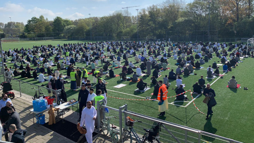 بالصور.. مغاربة هولندا يؤدون صلاة العيد بإحدى الساحات بأمستردام بالصور.. مغاربة هولندا يؤدون صلاة العيد بإحدى الساحات بأمستردام