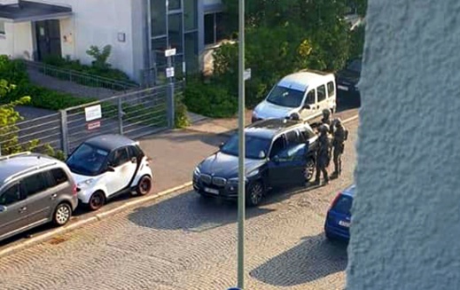 بالصور.. تطويق أمني لمسجد "بسم الله" بألمانيا أثناء صلاة العيد لهذا السبب بالصور.. تطويق أمني لمسجد "بسم الله" بألمانيا أثناء صلاة العيد لهذا السبب