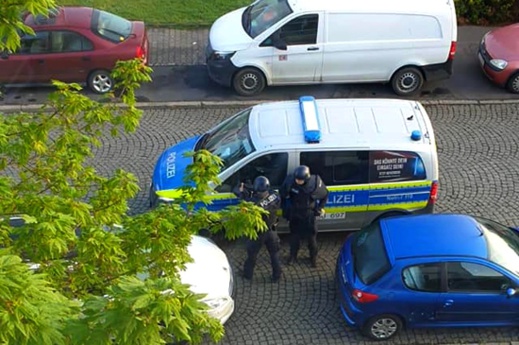 بالصور.. تطويق أمني لمسجد "بسم الله" بألمانيا أثناء صلاة العيد لهذا السبب بالصور.. تطويق أمني لمسجد "بسم الله" بألمانيا أثناء صلاة العيد لهذا السبب