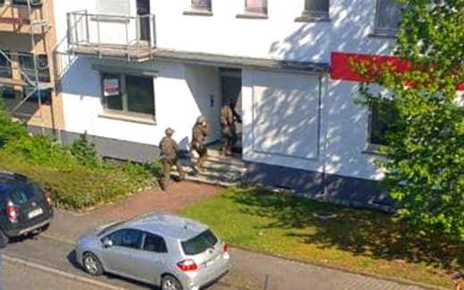 بالصور.. تطويق أمني لمسجد "بسم الله" بألمانيا أثناء صلاة العيد لهذا السبب بالصور.. تطويق أمني لمسجد "بسم الله" بألمانيا أثناء صلاة العيد لهذا السبب