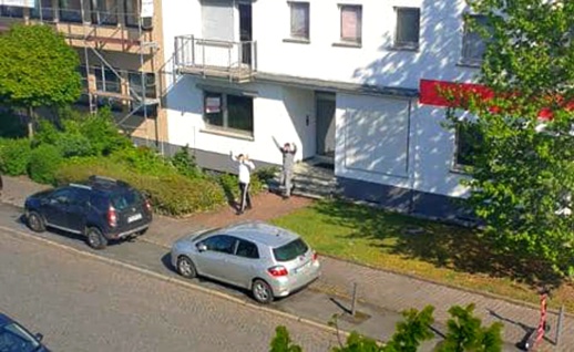 بالصور.. تطويق أمني لمسجد "بسم الله" بألمانيا أثناء صلاة العيد لهذا السبب بالصور.. تطويق أمني لمسجد "بسم الله" بألمانيا أثناء صلاة العيد لهذا السبب