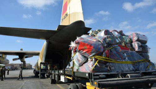 وصول طائرتين مغربيتين تحملان مساعدات عاجلة للفلسطينيين الى القاهرة وصول طائرتين مغربيتين تحملان مساعدات عاجلة للفلسطينيين الى القاهرة