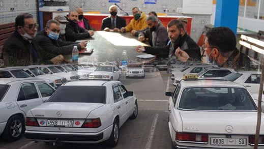 مهنيو سيارات الأجرة الكبيرة بالناظور يحتجون ضد منعهم من نقل المواطنين صوب مدن الشمال مهنيو سيارات الأجرة الكبيرة بالناظور يحتجون ضد منعهم من نقل المواطنين صوب مدن الشمال