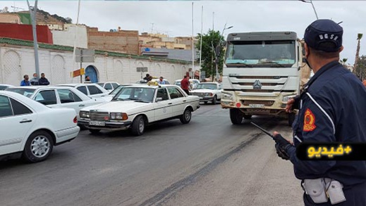 سائقو سيارات الأجرة بالناظور يحتجون بسبب منعهم من نقل المواطنين صوب مدن الشمال سائقو سيارات الأجرة بالناظور يحتجون بسبب منعهم من نقل المواطنين صوب مدن الشمال