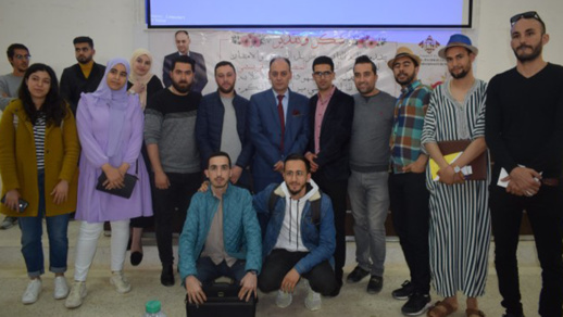 طلبة القانون يكرمون الاستاذ مصطفى قريشي طلبة القانون يكرمون الاستاذ مصطفى قريشي