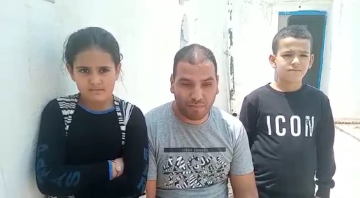 شاهدوا.. كيف تحولت حياة كفيف ممتهن للتهريب المعيشي إلى جحيم بعد توقفه عن العمل شاهدوا.. كيف تحولت حياة كفيف ممتهن للتهريب المعيشي إلى جحيم بعد توقفه عن العمل