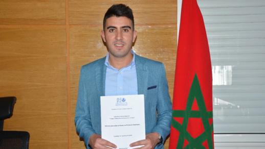 الأستاذ عزالدين الطاهري يناقش ملفه العلمي والبيداغوجي لنيل شهادة التأهيل الجامعي الأستاذ عزالدين الطاهري يناقش ملفه العلمي والبيداغوجي لنيل شهادة التأهيل الجامعي