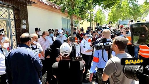 شاهدوا.. إعادة تمثيل جريمة قتل راح ضحيتها طبيب على يد طالب جامعي شاهدوا.. إعادة تمثيل جريمة قتل راح ضحيتها طبيب على يد طالب جامعي