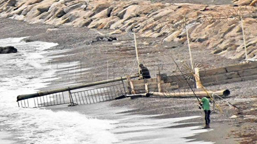 المغرب يقوم بوضع سياج شائك فاصل بينه وبين مدينة سبتة المغرب يقوم بوضع سياج شائك فاصل بينه وبين مدينة سبتة