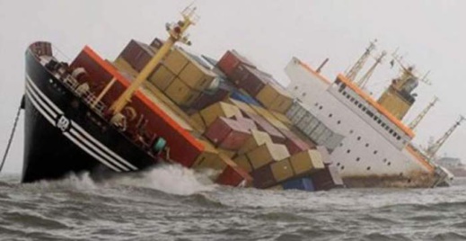 كارثة بيئية تهدد المغرب بعد غرق سفينة محملة بأطنان من البنزين والزيوت بإحدى سواحله 