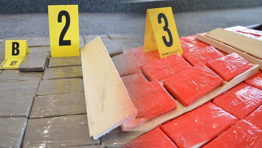 توقيف شاحنة انطلقت من الشمال محملة بأزيد من طنين من مخدر الشيرا توقيف شاحنة انطلقت من الشمال محملة بأزيد من طنين من مخدر الشيرا