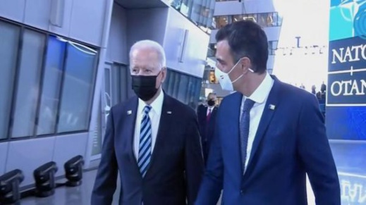 إسبانيا تبيع الوهم لمواطنيها وتحاول تسويق فيديو "سانشيز" بجانب "بايدن" على أنه "مباحثات ثنائية" إسبانيا تبيع الوهم لمواطنيها وتحاول تسويق فيديو "سانشيز" بجانب "بايدن" على أنه "مباحثات ثنائية"