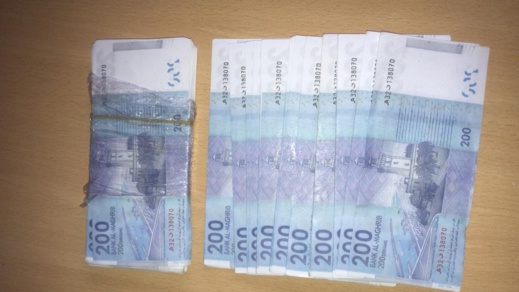 حجز مليوني سنتيم مزورة.. حادثة سير توقع خمسينيا في قبضة الدرك الملكي حجز مليوني سنتيم مزورة.. حادثة سير توقع خمسينيا في قبضة الدرك الملكي