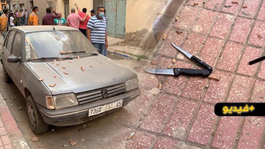 شاهدوا.. شرطي يستعمل السلاح لإيقاف "مختل" هاجمه بسكين وأرعب ساكنة لعرين الشيخ وسط الناظور شاهدوا.. شرطي يستعمل السلاح لإيقاف "مختل" هاجمه بسكين وأرعب ساكنة لعرين الشيخ وسط الناظور