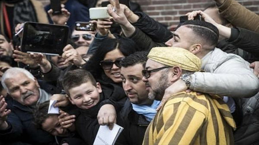 صحيفة هولندية مشهورة تصنف الملك محمد السادس شخصية الأسبوع بسبب قراراته الخاصة بالجالية صحيفة هولندية مشهورة تصنف الملك محمد السادس شخصية الأسبوع بسبب قراراته الخاصة بالجالية
